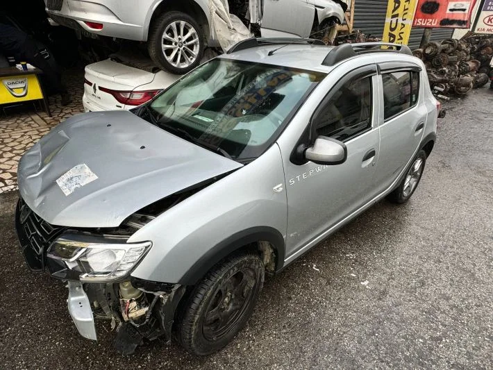 Dacia Sandero Stepway Çıkma Sol Ön Kapı Gümüş