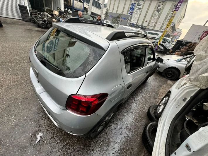 Dacia Sandero Stepway Çıkma Sağ Ön Kapı Gümüş