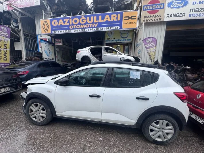 Dacia Sandero Stepway Çıkma Sol Arka Kapı Beyaz Renk
