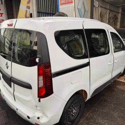 Renault Yeni Express Çıkma Kesme Sağ Arka Çamurluk