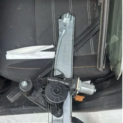 Dacia Sandero Stepway 3 Çıkma Sol Ön Cam Krikosu