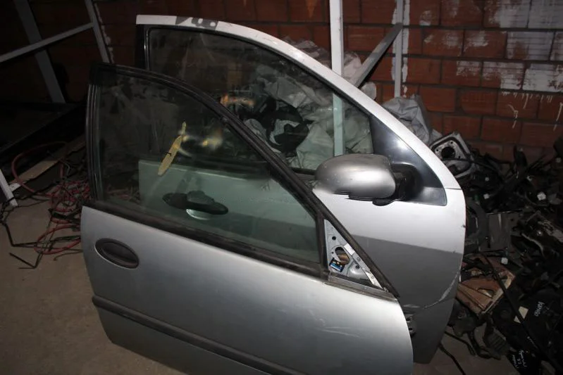 Renault Laguna 1 Sağ Ön Kapı Çıkma Gri